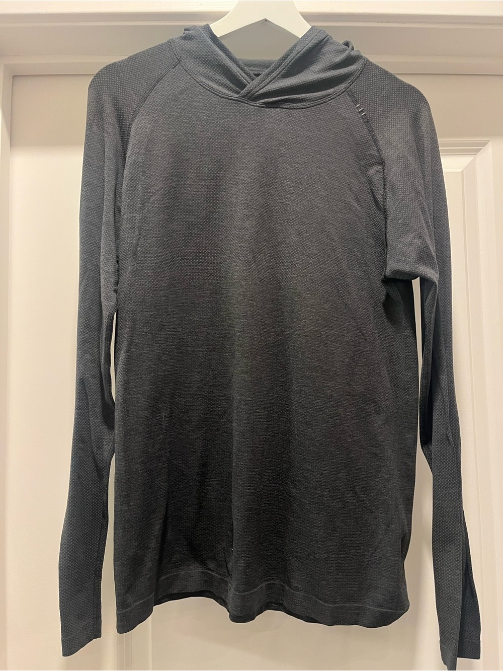Men's Lululemon athletic long sleeve with hood Size Small | Color Gray